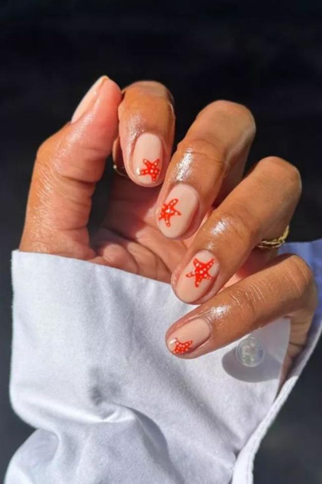 Manicura de coral para el verano